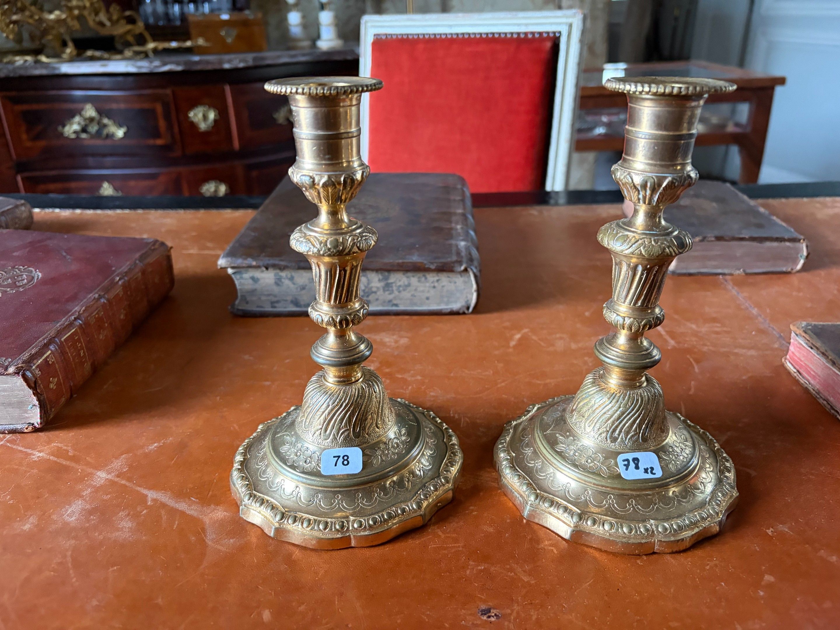 PAIRE DE FLAMBEAUX en bronze ciselé et doré à fût balustre e…