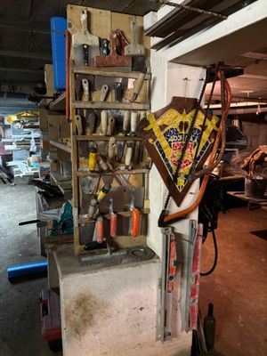 une photo d'un garage avec de nombreux outils rangés sur des étagères