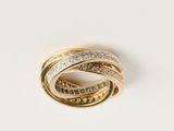 une image d'une bague en or et en diamant sur une surface blanche