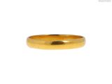 gros plan d'une bague en or sur fond blanc