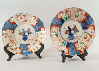 paire d'assiettes japonaises en porcelaine d'Imari sur leurs socles