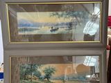 deux photos encadrées posées sur une table dans une pièce