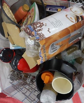 un panier rempli de nourriture posé sur une table