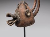 gros plan d'une sculpture d'une tête sur un socle