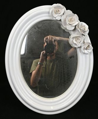 un homme se prenant en photo dans le miroir