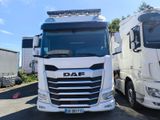 deux camions blancs garés l'un à côté de l'autre dans un parking
