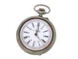 une montre de poche en argent avec des chiffres romains sur le cadran