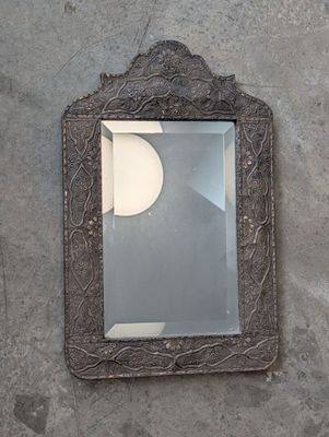 un miroir accroché au mur dans lequel se reflète la lune