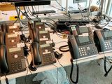 beaucoup de téléphones posés sur un bureau