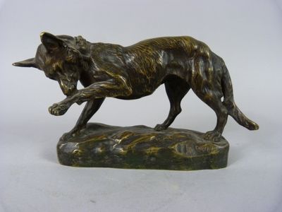 statue représentant un chien courant sur un rocher, sur fond blanc