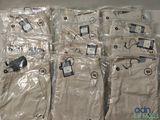 Plusieurs pantalons sont emballés dans des sacs en plastique sur une table