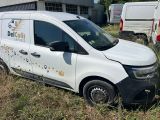 une camionnette qui a été vandalisée dans un champ
