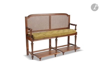 un banc en bois sur lequel est posé un coussin vert
