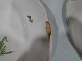 une assiette avec un morceau de pain et une assiette avec un morceau de pain