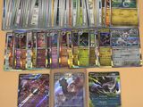 beaucoup de cartes pokemon sur la table