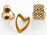 deux bagues en or et une bague ornée d'une boule
