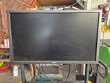 une télévision à écran plat posée sur un meuble dans un garage