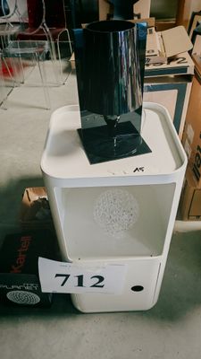 une petite table blanche sur laquelle est posé un ordinateur portable