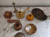 une table en marbre sur laquelle sont disposés divers objets