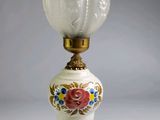 une lampe posée sur une table