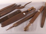 un grand nombre d'outils posés sur une table