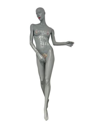 mannequin féminin en pose pleine figure sur fond blanc