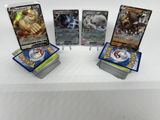 quatre cartes Pokémon empilées les unes sur les autres sur une table
