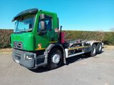 un camion vert garé sur le parking