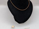 un mannequin noir portant un collier, un bracelet et des boucles d'oreilles