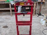 un établi rouge sur lequel sont posés des outils, dans un garage