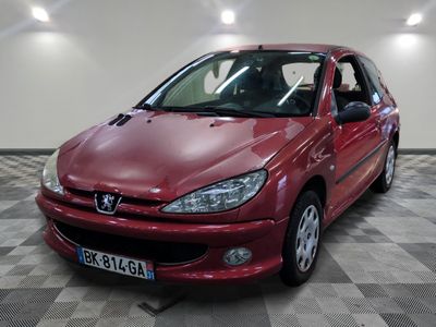 la photo d'une voiture rouge garée dans un garage