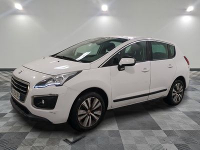 la voiture blanche est garée sur un carrelage à carreaux