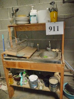 1 meuble plonge artisanale avec tous les articles qui sont d…