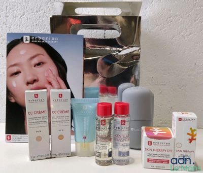 une photo montrant divers produits de soins de la peau posés sur une table