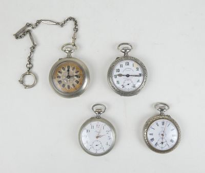 Quatre types différents de montres de poche sont exposés sur un fond blanc
