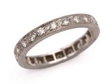 gros plan d'une bague en diamant sur fond blanc