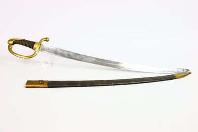 l'image d'une épée à la poignée dorée sur une surface blanche