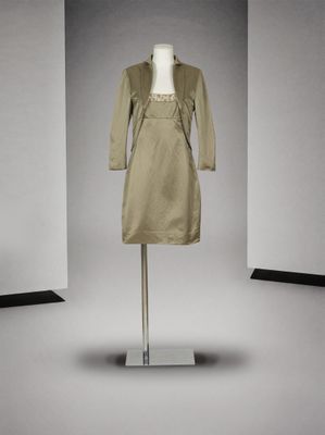 une photo d'une robe posée sur un mannequin dans une pièce