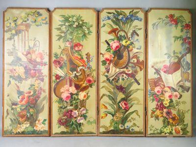 quatre panneaux d'un tableau représentant des oiseaux et des fleurs, accrochés au mur