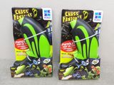 deux jouets en plastique vert et noir posés sur une surface blanche