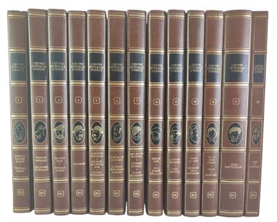 six livres marron aux bords noirs et dorés sont alignés sur une surface blanche
