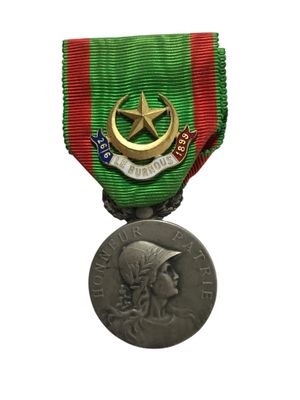 une médaille ornée d'une étoile au recto et d'une autre médaille au verso de cette dernière