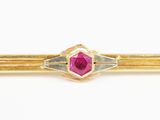 gros plan d'une bague en or avec une pierre en rubis