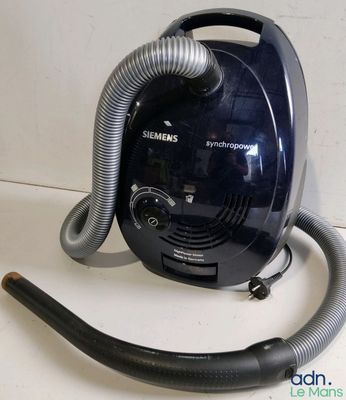 un aspirateur posé sur un plan de travail