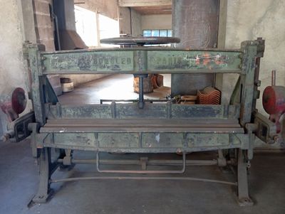 un banc posé au milieu d'une pièce