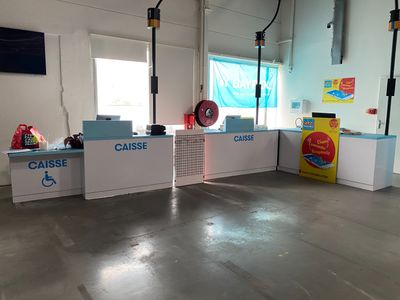 Trois comptoirs caisse en métal laqué blanc et bleu et mélam…