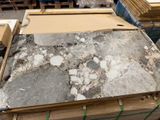 un gros tas de marbre posé sur une palette dans un entrepôt