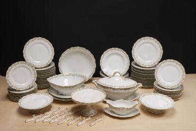 beaucoup d'assiettes et de bols sur la table