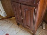un meuble en bois dans le coin d'une pièce