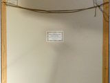 une photo d'une salle de bains avec un lavabo et un miroir